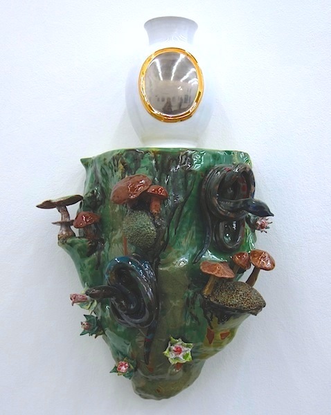 Rosi Steinbach: Waldstück 3 [Pilze], 2017, 
Keramik, glasiert, bemalt, Gold und Platin, 58 x 37 x 24 cm

